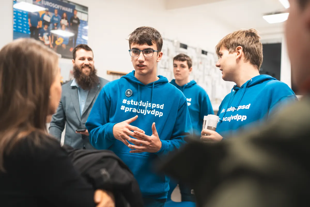 Studenti SPŠD v mikinách #studujspsd vysvětlují návštěvníkům dne otevřených dveří