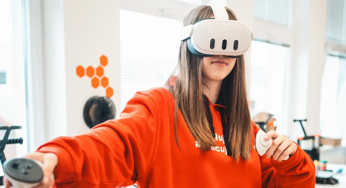 Studentka SPŠD zkouší brýle pro virtuální realitu