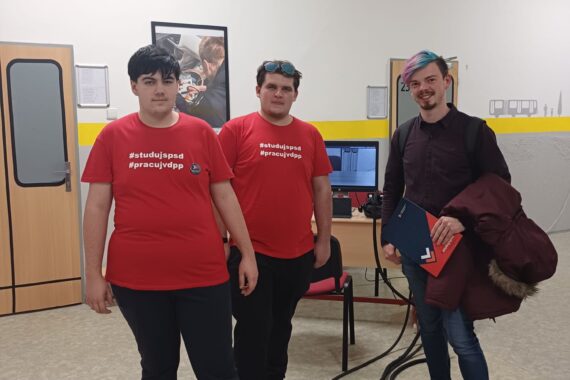 Odborník z drážďanského dopravního podniku předal studentům zkušenosti s udržitelnou dopravou