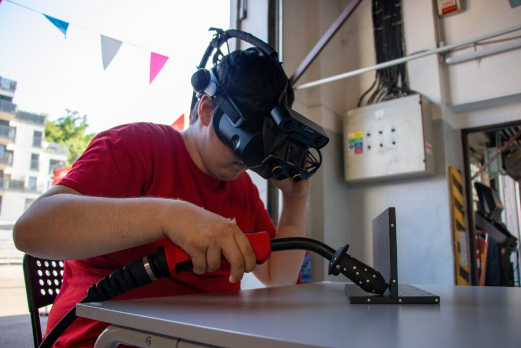 Účastník projektového dne zkouší svařování ve virtuální realitě