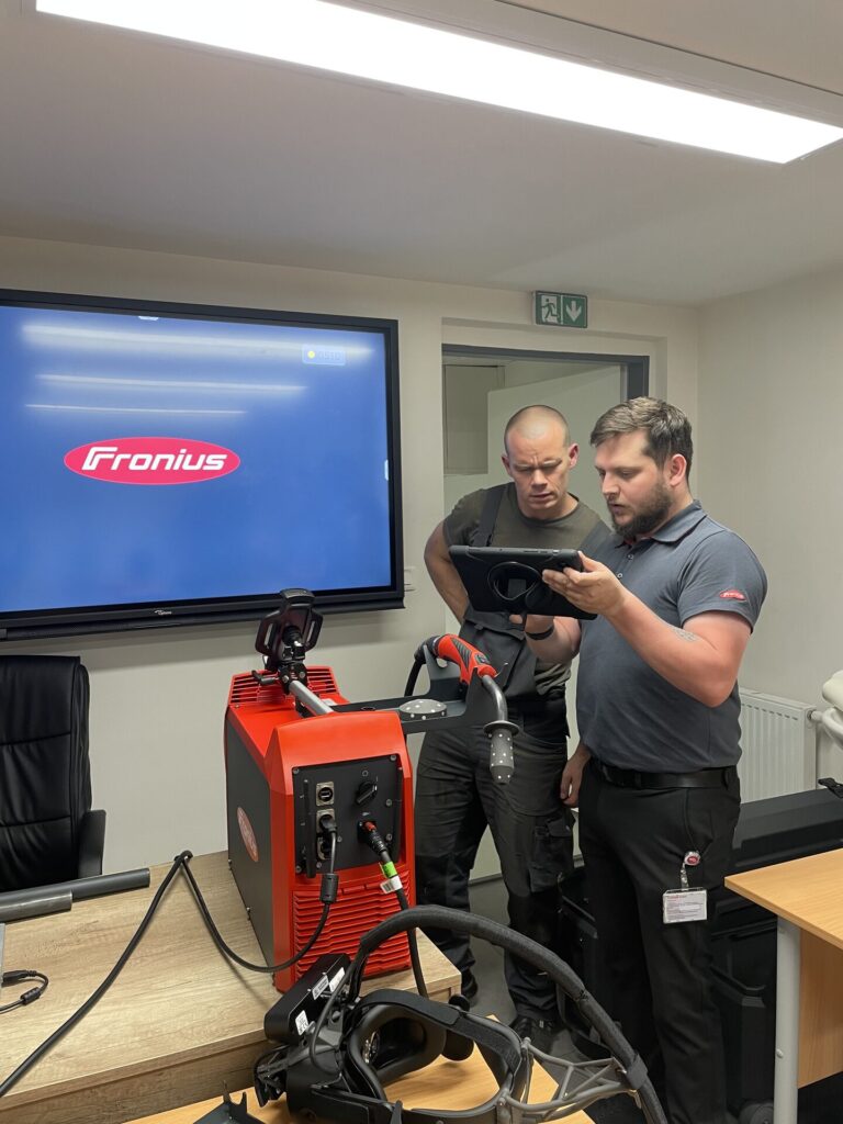 Lektor vysvětluje práci se svářečským simulátorem Fronius
